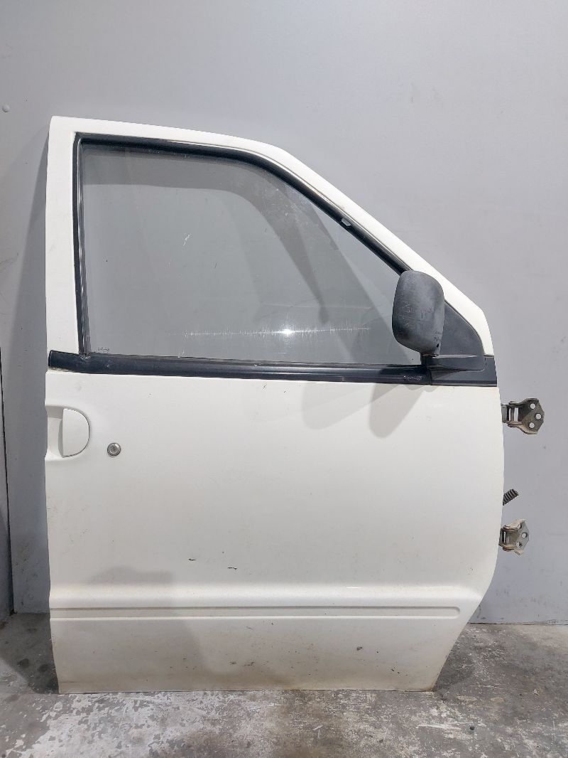 Стекло боковой двери - Nissan Vanette (1994-2001)