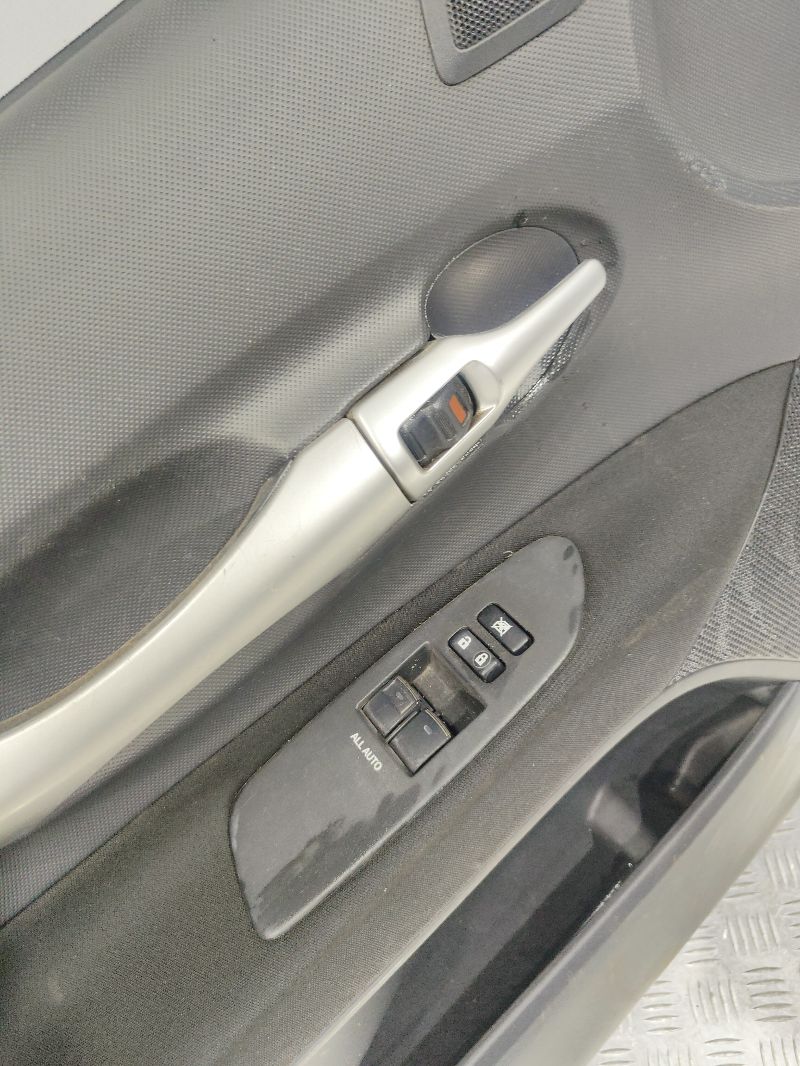 Кнопки стеклоподъемника - Toyota Auris E15/E15UT (2006-2012)